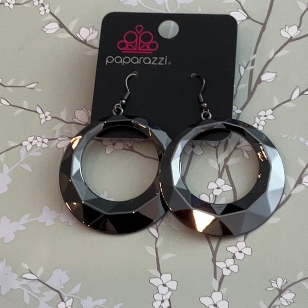 ❄️ Paparazzi | Fiercely Faceted Black Hoop Earrings Date Night